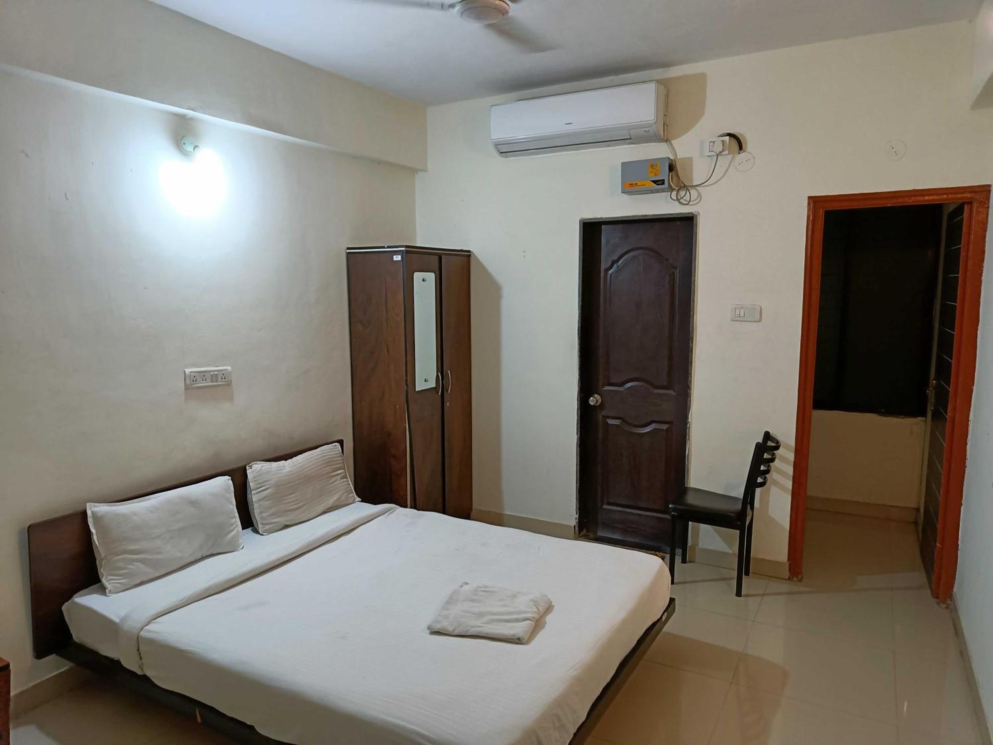 Hotel Spot On Harihar Lodging And Yatri Niwas à Kolhapur Extérieur photo